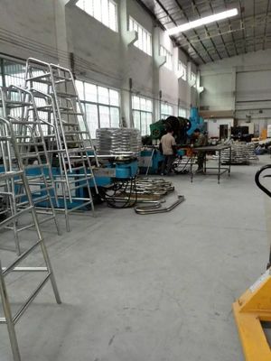 निकला हुआ किनारा प्रकार स्टेनलेस स्टील 1.0 मिमी स्विमिंग पूल कदम रेल